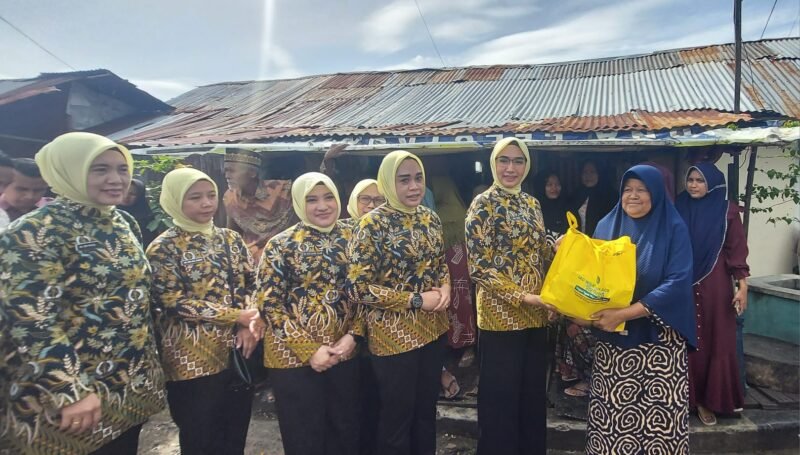 Ketua IAD Kejati Aceh, Juraida Yudi Triadi, bersama pengurus menyerahkan paket sembako kepada warga kurang mampu di Gampong Jawa, Banda Aceh, Kamis (20/11/2025). Foto: Dok. Istimewa