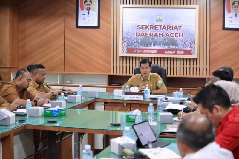 Sekda Aceh memimpin rapat koordinasi mitigasi risiko bencana hidrometeorologi bersama jajaran SKPA di Ruang Rapat Sekda Aceh, Senin (24/11/2025). Foto: Dok. Istimewa
