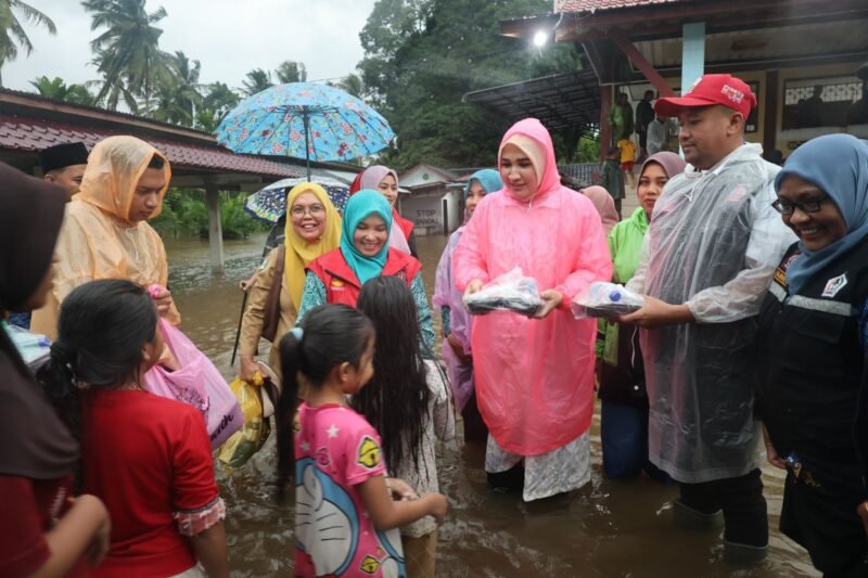 Istri Gubernur Aceh sekaligus Ketua TP PKK Aceh, Ny. Marlina Muzakir, meninjau lokasi pengungsian korban banjir di Kecamatan Baktiya, Aceh Utara, sambil menyalurkan bantuan logistik untuk warga terdampak, Selasa (25/11/2025). Foto: Dok. Istimewa