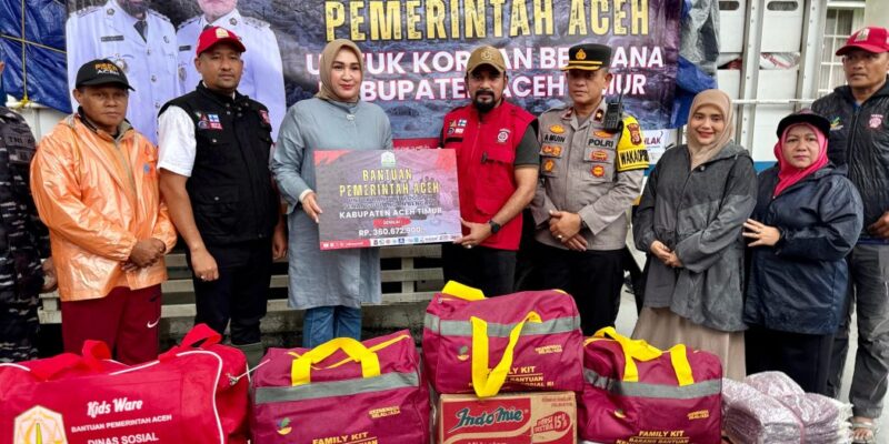 Ketua TP-PKK Aceh Marlina Muzakir menyerahkan bantuan masa panik untuk korban banjir kepada Bupati Aceh Timur Iskandar Usman Alfarlaky di Meuligoe Bupati Aceh Timur, Rabu (26/11/2025). Foto: Dok. Biro Adpim Setda Aceh