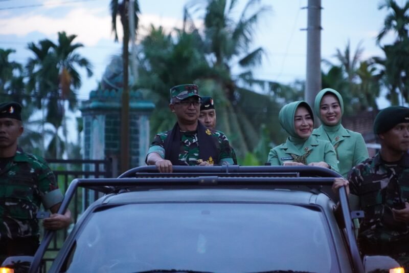 Pangdam IM, Mayor Jenderal TNI Joko Hadi Susilo, S.I.P., didampingi Ketua Persit Kartika Chandra Kirana Daerah Iskandar Muda, Ny. Tri Joko Hadi Susilo, melaksanakan kunjungan kerja ke Batalyon Infanteri 111/Karma Bhakti pada Jumat (07/11/2025). Foto: Dok. Istimewa