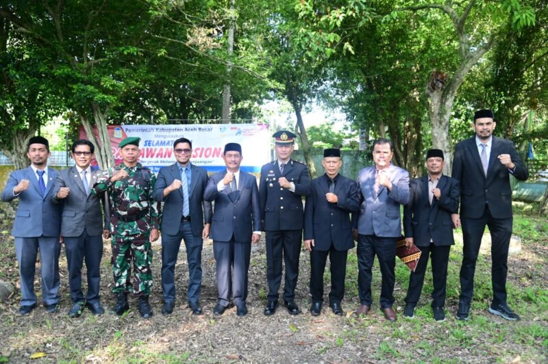 Wakil Bupati Aceh Besar Drs. H. Syukri A. Jalil foto bersama para kepala OPD, Forkopimcam Simpang Tiga dan Suka Makmur pada saat ziarah Makam dan tabur bunga ke Makam Tengku Fakinah di Gampong Lambunot, Kecamatan Simpang Tiga, Aceh Besar, Minggu (9/11/2025). Foto: Dok. MC Aceh Besar