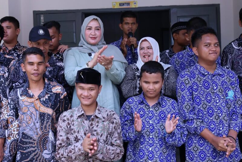 Ketua TP PKK Aceh, Ny. Marlina Muzakir, memulai rangkaian kunjungan sosialnya dengan menyambangi UPTD Panti Sosial Disabilitas Meujroh Meukarya di Ladong, Kabupaten Aceh Besar, Rabu (5/11/2025). Foto: Dok. Istimewa