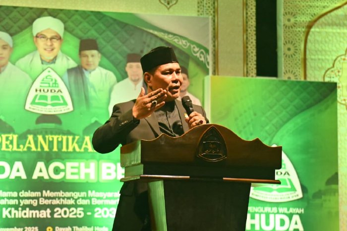 Bupati Aceh Besar H. Muharram Idris menyampaikan sambutan pada pelantikan PW HUDA Kabupaten Aceh Besar yang berlangsung di Dayah Thalibul Huda, Gampong Bayu Lamcot, Kecamatan Darul Imarah, Sabtu (29/11/2025). Foto: Dok. MC Aceh Besar
