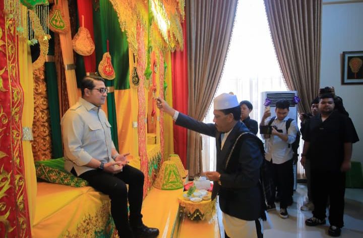 Ketua MPU Banda Aceh Tgk. Syibral Malaysi memimpin prosesi peusijuek untuk Menteri Ekonomi Kreatif Teuku Riefky Harsya di Pendopo Wali Kota Banda Aceh, Selasa (25/11/2025). Foto: Dok. Prokopim Kota Banda Aceh