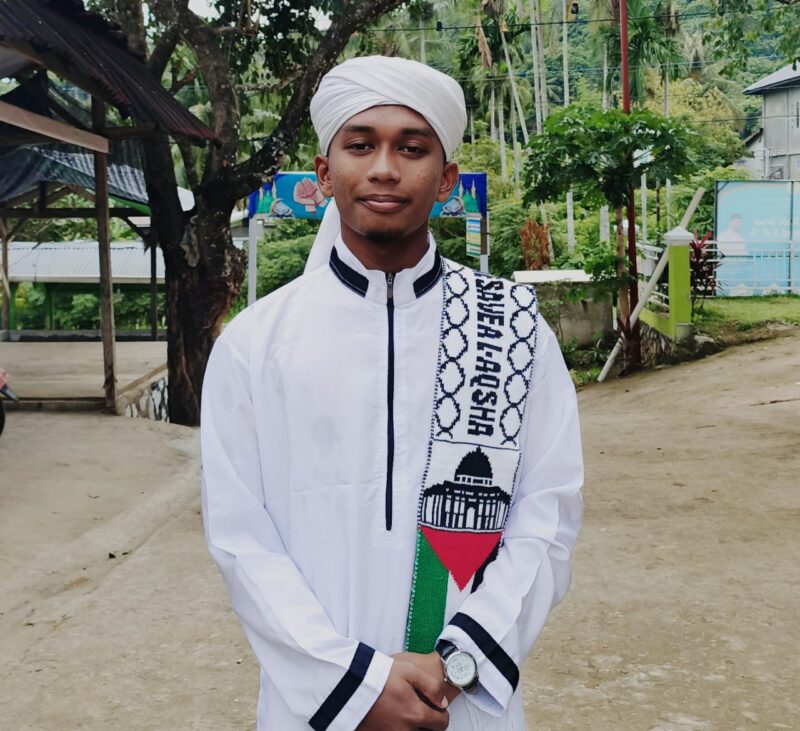 Tgk. Muchtar Andhika, Imam Besar Masjid Al-Falah Ujong Kareung, Sabang, yang memimpin jamaah sejak usia 17 tahun. Foto: Dok. Istimewa