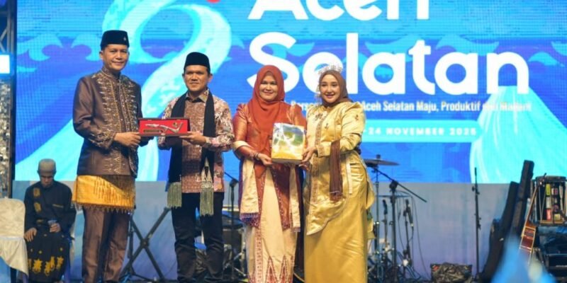Wakil Gubernur Aceh, H. Fadhlullah, S.E., menghadiri Malam Puncak HUT Aceh Selatan ke-69 di Lapangan Naga Tapaktuan, Senin (24/11/2025). Foto: Dok. Biro Adpim Setda Aceh