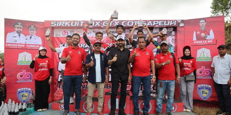 Gubernur Aceh Muzakir Manaf berfoto bersama para juara pada penutupan Kejuaraan Motocross Grasstrack Seri ke-4 di Sirkuit MX GTX Cot Gapeuh, Lhokseumawe, Minggu (16/11/2025). Foto: Dok. Biro Adpim Setda Aceh