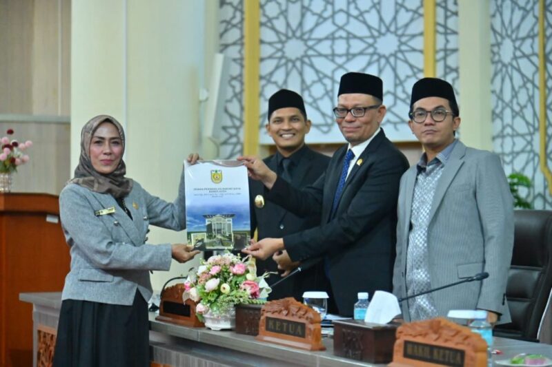 Juru Bicara Fraksi PPP, PKB, dan Golkar DPRK Banda Aceh, Syarifah Munirah, menyampaikan pandangan fraksinya terhadap R-APBK 2026 dalam Rapat Paripurna di Gedung DPRK Banda Aceh, Selasa (11/11/2025). Foto: Dok. Istimewa