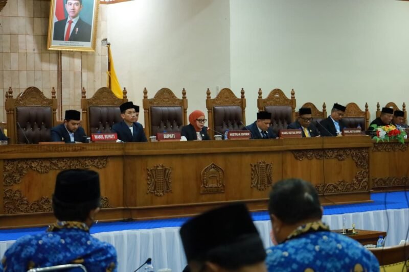 Suasana Rapat Paripurna DPRK Aceh Barat dalam pembahasan dan pengesahan Raqan APBK Tahun Anggaran 2026, Senin (17/11/2025). Foto: Dok. Istimewa