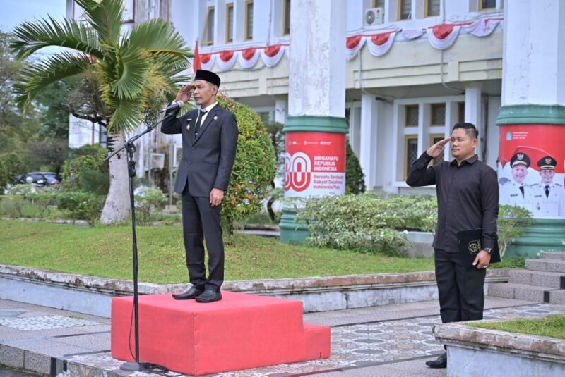 Wakil Bupati Aceh Jaya Muslem D, sedang memimpin upacara peringati hari pahlawan nasional, di halaman kantor Bupati Aceh Jaya, Senin (10/11/2025). Foto: Dok. Prokopim Aceh Jaya