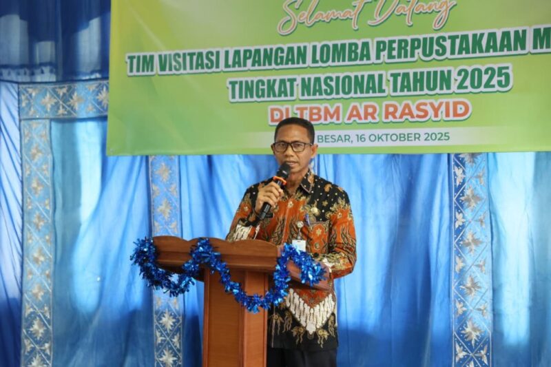 Sekretaris DPKA Aceh, Zulkifli, saat menyampaikan sambutan dalam kegiatan Apresiasi Perpustakaan Masyarakat di TBM Ar-Rasyid, Banda Aceh, Kamis (16/10/2025). Foto: Dok. Dinas Perpustakaan Aceh