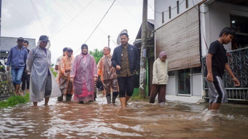 Camat Lueng Bata, M. Kharisma, bersama Wali Kota Banda Aceh meninjau lokasi banjir di Gampong Batoh dan mengimbau warga tetap waspada, Kamis (27/11/2025). Foto: Dok. Diskominfo Kota Banda Aceh