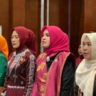 Ketua Dekranasda Aceh Barat, Ny. Afrinda Novalia, SE, MM, saat menghadiri Rakor Dekranasda dan Pameran Kriya Unggulan Aceh di Banda Aceh, Sabtu (8/11/2025). Foto: Dok. Diskominsa Aceh Barat