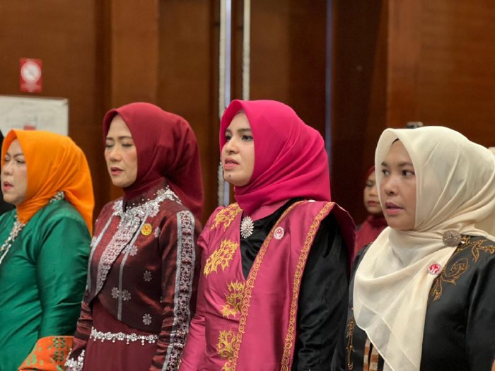 Ketua Dekranasda Aceh Barat, Ny. Afrinda Novalia, SE, MM, saat menghadiri Rakor Dekranasda dan Pameran Kriya Unggulan Aceh di Banda Aceh, Sabtu (8/11/2025). Foto: Dok. Diskominsa Aceh Barat