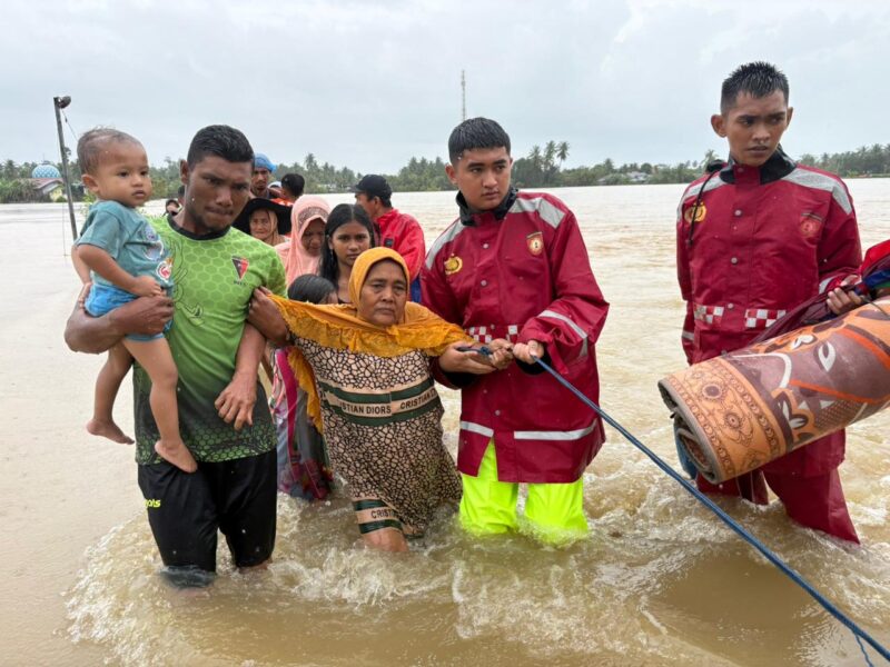 Tim Polda Aceh turun langsung menangani evakuasi dan memastikan keamanan masyarakat di area terdampak banjir. Foto: Dok. Istimewa