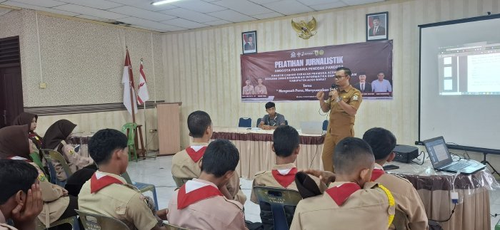Peserta pelatihan jurnalistik Kwarcab Aceh Barat menyimak materi yang disampaikan perwakilan Diskominsa Aceh Barat di Aula Darma Wanita, Selasa (18/11/2025). Foto: Dok. Diskominsa Aceh Barat