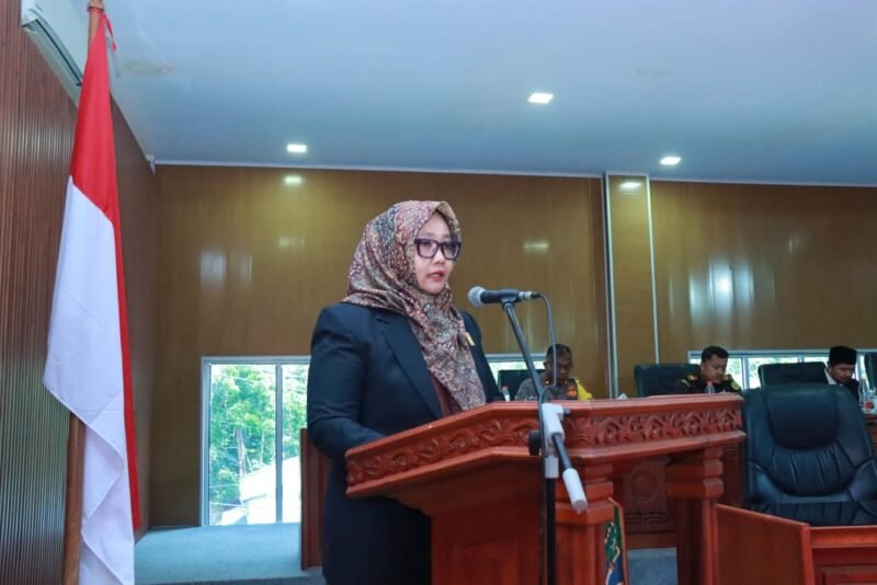 Ketua Fraksi Partai Aceh, Fitri Maya Lisa, S.Sos dalam menyampaikan pandangan Fraksi diruang rapat Paripurna, Gedung DPRK Aceh Jaya, Senin (24/11/2025). Foto: Dok. Sanusi/NOA.co.id