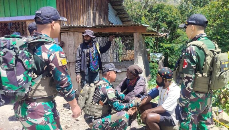 Satgas Pamtas RI-PNG Kewilayahan Yonif 112/DJ Pos Ilu melaksanakan pengobatan layanan kesehatan keliling gratis kepada masyarakat Kampung Dolinggame Distrik Ilu Kabupaten Puncak Jaya Provinsi Papua Tengah, Senin (03/11/2025)