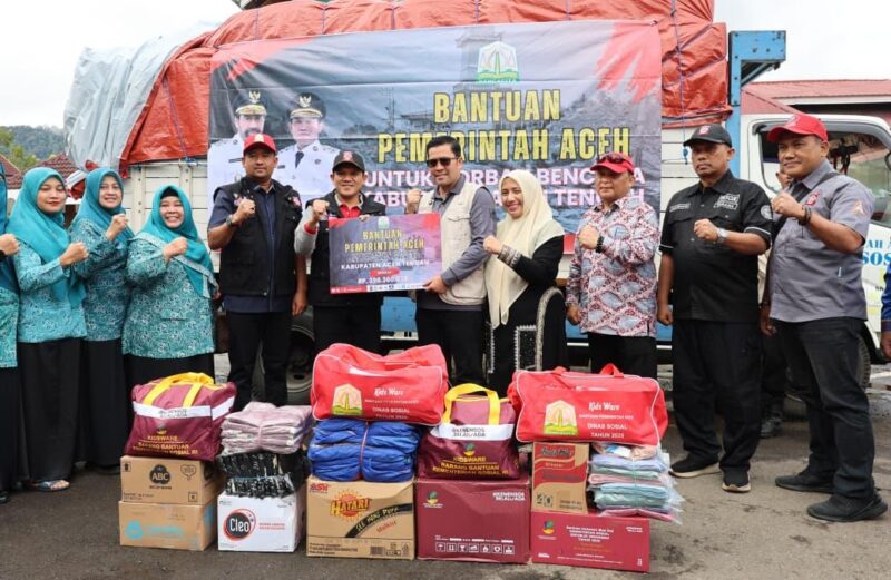 Wakil Gubernur Aceh H. Fadhlullah, S.E., menyerahkan bantuan buffer stock kepada Pemerintah Kabupaten Aceh Tengah, didampingi Plt. Kadinsos Aceh Chaidir, S.E., M.M., Kamis (20/11/2025). Foto: Dok. Istimewa
