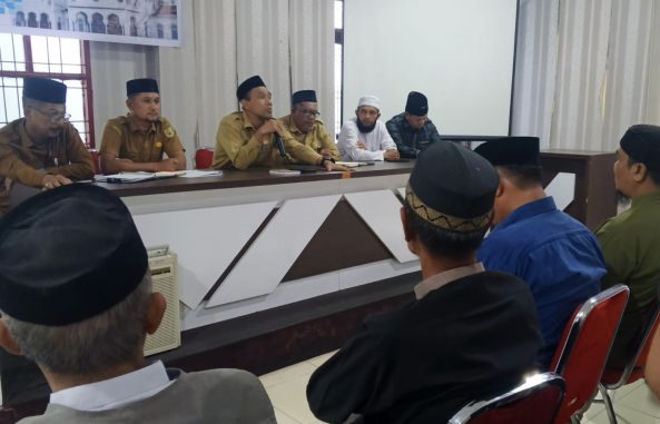 Kadis Syariat Islam Kota Banda Aceh, Alimsyah, S.Pd., M.S., memimpin rapat bersama Da’i Perkotaan dan Muhtasib Gampong di Aula DSI Banda Aceh, Selasa (11/11/2025). Foto: Dok. Dinas Syariat Islam Banda Aceh