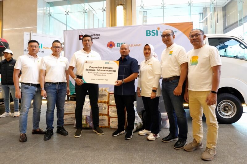 BSI melepas bantuan tanggap darurat untuk masyarakat terdampak bencana di Aceh dan wilayah Sumatra lainnya, Sabtu (29/11/2025). Foto: Dok. Istimewa
