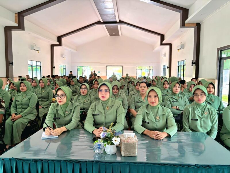 Persit KCK Cabang XXX Yonif 112 PD Iskandar Muda mengikuti Zoom Meeting Talkshow Bintal Ideologi bertema pencegahan dan penanganan KDRT di Aula Prasetya Dharma, Rabu (19/11/2025). Foto: Dok. Istimewa