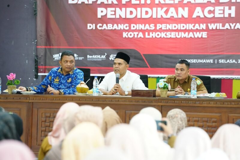 Plt. Kadis Pendidikan Aceh, Murthalamuddin, S.Pd., MSP, berbicara tegas di hadapan para Kepala SMA, SMK, dan SLB se-Kota Lhokseumawe dan Aceh Utara, Selasa (28/10/2025). Foto: Dok. Istimewa