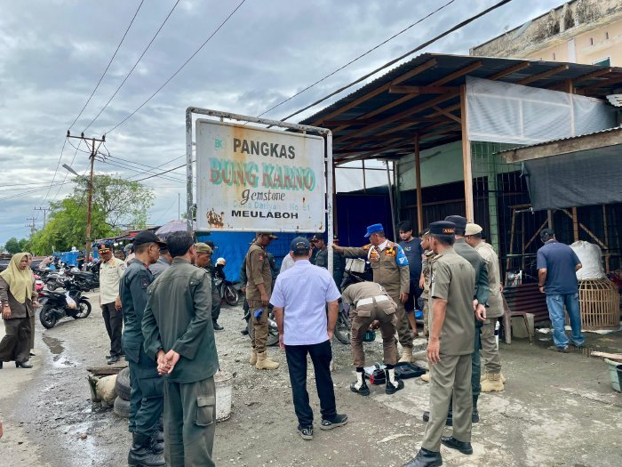 Petugas gabungan Satpol PP-WH, DLHK, Dishub, TNI dan Polri saat melakukan penertiban pedagang di kawasan Pasar Bina Usaha Meulaboh, Rabu (19/11/2025). Foto: Dok. Pemkab Aceh Barat