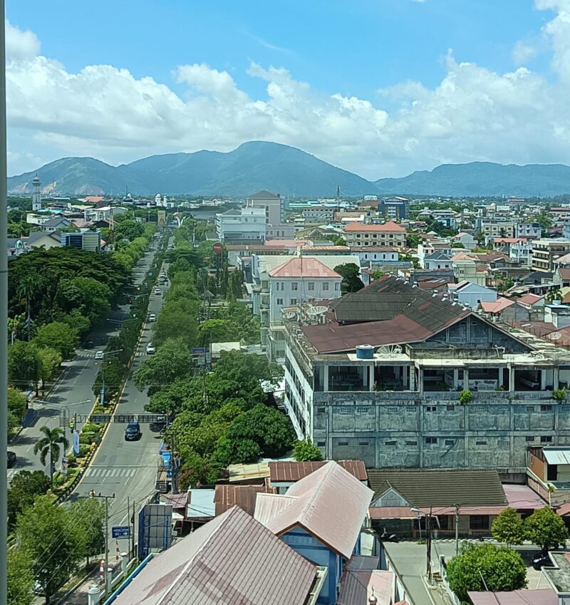 Ikatan Sarjana Ekonomi Indonesia (ISEI) Banda Aceh bekerja sama dengan Radio Antero FM menggelar Focus Group Discussion (FGD) di Ruang Seminar ICAOIS, Kopelma Daruusalam, Banda Aceh, Minggu (2/11/2025). Foto: Dok. Istimewa
