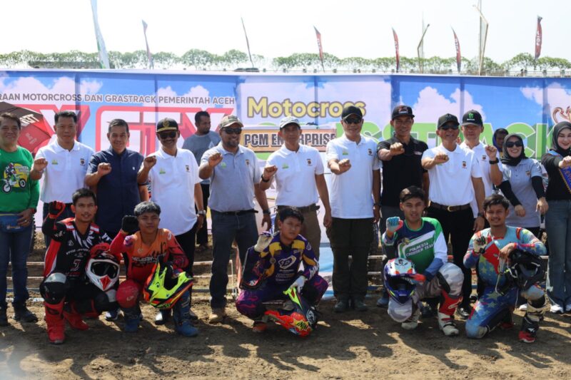 Kapolda Aceh Irjen Pol. Marzuki Ali Basyah membuka Kejuaraan Motocross dan Grasstrack “Aceh Anti Narkoba” Trophy Kapolda Aceh 2025 di Sirkuit Lamnyong, Banda Aceh, Minggu (9/11/2025). Foto: Humas Polda Aceh