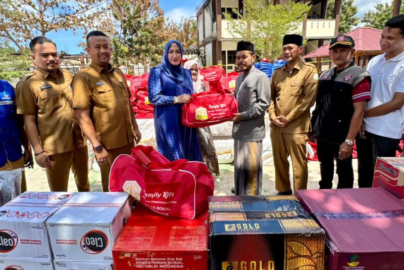 Istri Gubernur Aceh, Ny. Marlina Muzakir turun langsung menyerahkan bantuan sosial bagi Pondok Pesantren Babul Maghfirah di Desa Cot Keueng, Aceh Besar, yang baru ini mengalami musibah kebakaran (4/11/2025). Foto: Dok. Istimewa