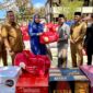Istri Gubernur Aceh, Ny. Marlina Muzakir turun langsung menyerahkan bantuan sosial bagi Pondok Pesantren Babul Maghfirah di Desa Cot Keueng, Aceh Besar, yang baru ini mengalami musibah kebakaran (4/11/2025). Foto: Dok. Istimewa