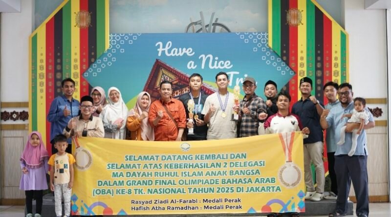 Dua santri RIAB Aceh meraih medali perak pada Olimpiade Bahasa Arab Nasional ke-8. Foto: Dok. Istimewa