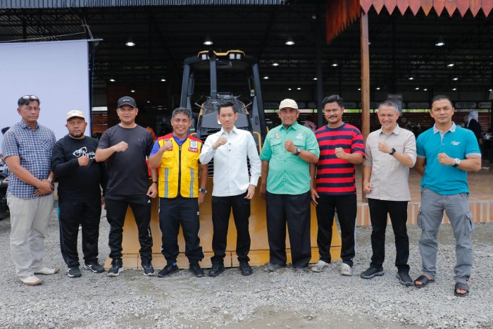 Bupati Aceh Barat Tarmizi SP, MM berfoto bersama pengurus Bank Sampah Induk Kecamatan dan Bank Sampah Unit Gampong usai peluncuran di Cafe Meulaboh Premium, Minggu (16/11/2025). Foto: Dok. Pemkab Aceh Barat