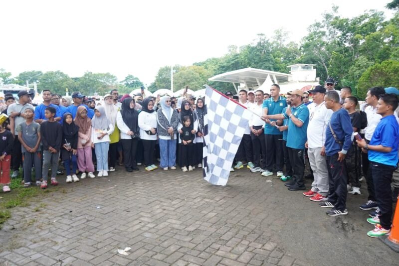 Wakil Bupati Aceh Besar, Syukri melepaskan ribuan pejalan santai pada kegiatan jalan santai dalam rangka memperingati HUT ke 69 Kabupaten Aceh Besar, Minggu pagi (22/11/2025). Foto: Dok. Humas Aceh Besar