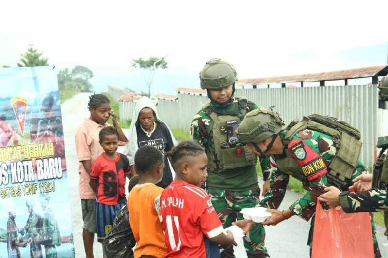 Personel Pos Kota Baru Satgas Yonif 112/DJ membagikan makanan bergizi kepada warga dalam kegiatan Jumat Berkah di Kabupaten Puncak Jaya, Papua Tengah, Jumat (21/11/2025). Foto: Dok. Istimewa