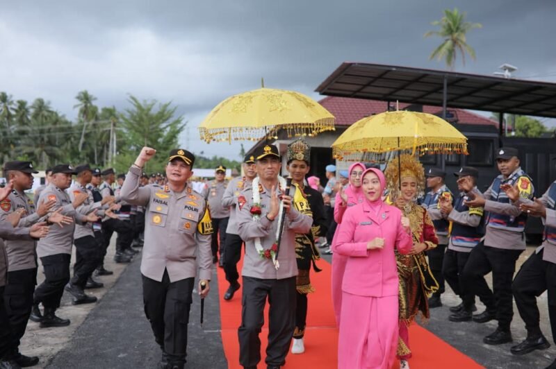Kapolda Aceh Irjen Pol. Marzuki Ali Basyah disambut dengan prosesi adat saat tiba di Mapolres Pidie Jaya dalam rangka kunjungan kerja “Bumoe Japakeh”, Rabu (19/11/2025). Foto: Dok. Istimewa