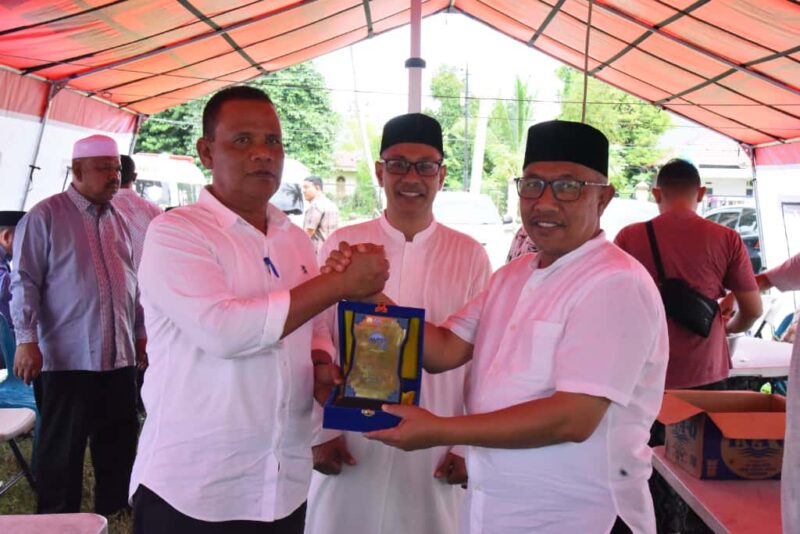 Perwakilan Pemerintah Daerah Kabupaten Pidie Jaya menyerahkan cenderamata untuk Kafilah Aceh Besar yg diterima oleh Ketua Kafilah Farhan AP di pemondokan, Gampong Cut Manyang, Meureudu, Kabupaten Pidie Jaya, Jum'at, (07/11/2025). Foto: Dok. MC Aceh Besar
