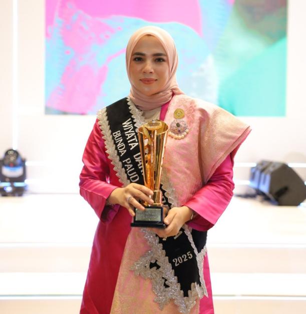 Bunda Pendidikan Anak Usia Dini (PAUD) Kota Lhokseumawe, Ny. Yulinda Sayuti, meraih penghargaan Wiyata Darma Madya pada ajang Apresiasi Bunda PAUD Tingkat Nasional Tahun 2025 yang diselenggarakan oleh Kementerian Pendidikan Dasar dan Menengah (Kemendikdasmen) di The Sultan Hotel & Residence, Jakarta, pada 12–13 November 2025. dok. Pemkab Lhokseumawe