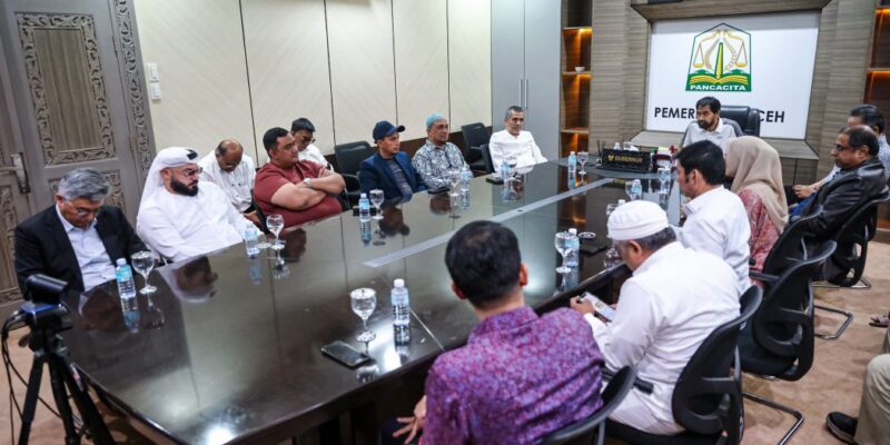 Gubernur Aceh Muzakir Manaf (Mualem) memfasilitasi pertemuan PT SAM Airlines dengan KATUHA di Meuligoe Gubernur Aceh, Sabtu (22/11/2025). Foto: Dok. Biro Adpim Setda Aceh