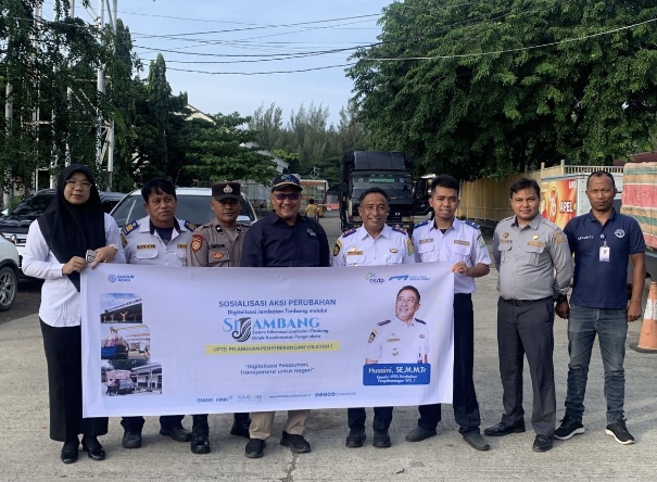 Kepala UPTD Penyelenggaraan Pelabuhan Penyeberangan Wilayah I Aceh, Husaini, menyampaikan sosialisasi penerapan Sistem Informasi Jembatan Timbang (SiJambang) di Pelabuhan Ulee Lheue, Banda Aceh, Rabu (12/11/2025). Foto: Dok. Istimewa