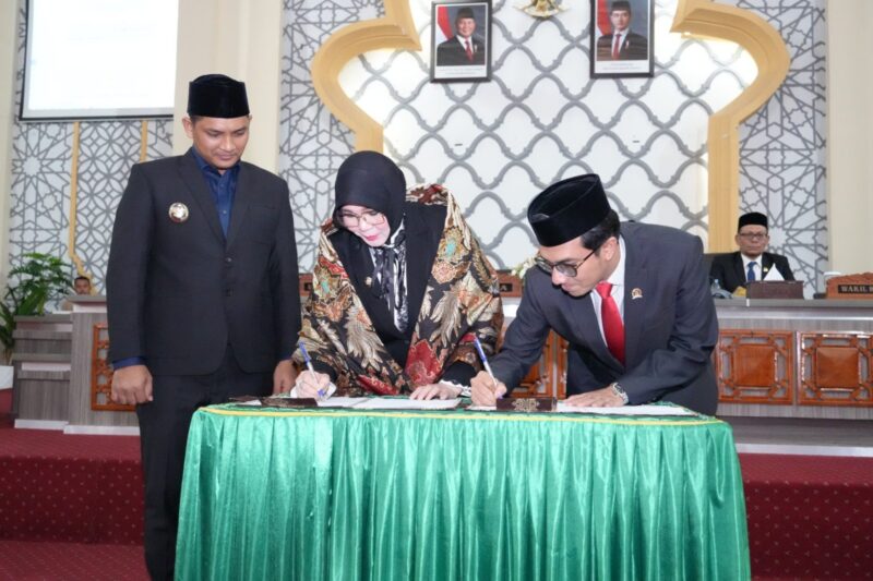 Wali Kota Banda Aceh Illiza Sa’aduddin Djamal menandatangani berita acara persetujuan Raqan APBK 2026 bersama pimpinan DPRK Banda Aceh, Rabu (26/11/2025). Foto: Dok. Prokopim Kota Banda Aceh