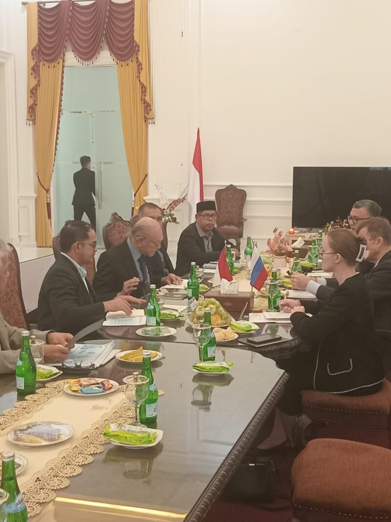 Wali Nanggroe Aceh Paduka Yang Mulia Tgk. Malik Mahmud Alhaytar menerima Duta Besar Federasi Rusia untuk Indonesia, H.E. Sergei Gennadievich Tolchenov, di Meuligoe Wali Nanggroe, Sabtu (1/11/2025). Pertemuan berlangsung hangat dan membahas peluang kerja sama Aceh–Moskow di berbagai sektor. Foto: Dok. Istimewa.