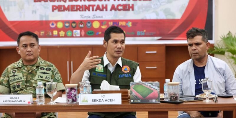 Sekda Aceh M. Nasir memberikan keterangan pers terkait penanganan darurat banjir dan longsor yang melanda sejumlah daerah di Aceh, Sabtu (29/11/2025). Foto: Dok. Biro Adpim Setda Aceh