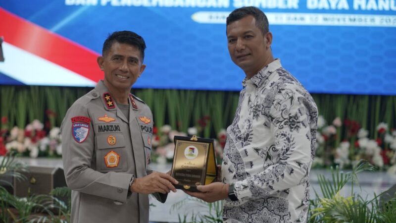 Pertukaran plakat kerja sama antara Kapolda Aceh Irjen Pol. Drs. Marzuki Ali Basyah dan perwakilan UNPRI yaitu Wakil Dekan Fakultas Hukum UNPRI, Dr. Rizki di Gedung Presisi Polda Aceh, Selasa (11/11/2025). Foto: Dok. Istimewa