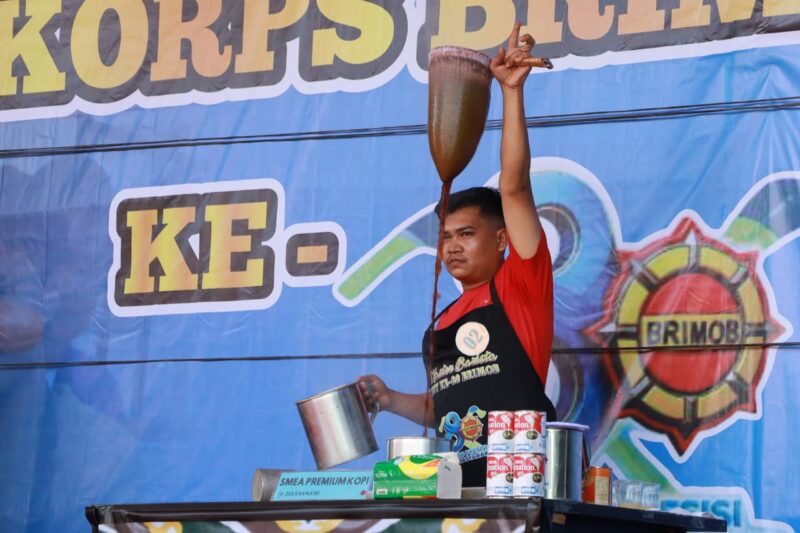 Lomba Kopi Saring dalam rangka memeriahkan Hari Ulang Tahun (HUT) ke-80 Korps Brimob Polri yang berlangsung di Taman Budaya, Setui, Kota Banda Aceh, Minggu (2/11/2025). Foto: Dok. Istimewa