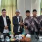 MPU Kota Banda Aceh dan rombongan Lembaga Didikan Subuh (LDS) Bukittinggi foto bersama usai melaksanakan silaturahmi dan diskusi penguatan program pembinaan generasi muda, Kamis (20/11/2025). Foto: Dok. MPU Kota Banda Aceh