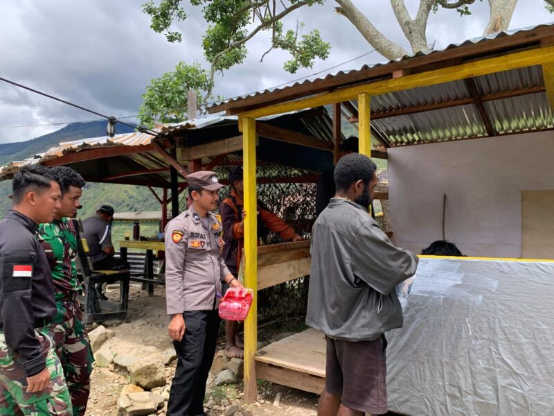 Satgas Yonif 112/DJ Pos Ilu, Aparat TNI - Polri beserta Masyarakat Distrik Ilu membangun Rumah Baca di Kampung Dolinggame Distrik Ilu, Kab. Puncak Jaya, Prov Papua Tengah, Selasa (11/11/2025). Foto: Dok. Istimewa
