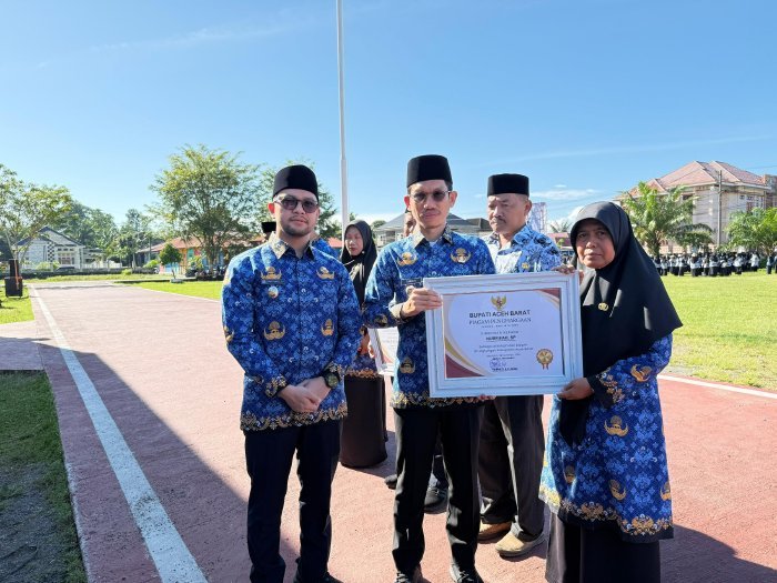 Bupati dan Wakil Bupati Aceh Barat memimpin upacara peringatan HUT KORPRI, HUT PGRI, dan Hari Guru Nasional 2025 di Meulaboh, Sabtu (29/11/2025). Foto: Dok. Pemkab Aceh Barat